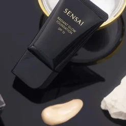 Hombre SENSAI Radiant Glow Foundation