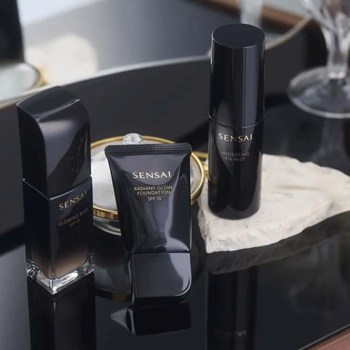 Hombre SENSAI Radiant Glow Foundation